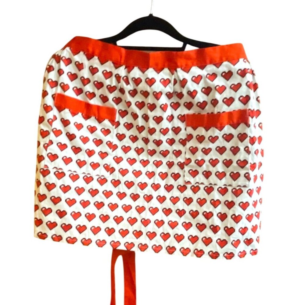 Wilton Rosanna Pansino Half Apron Red Pixel Heart Pockets Retro Kitchen New - Picture 2 of 8
